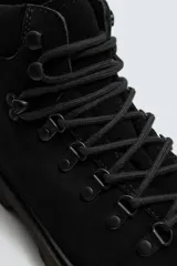 Bota de caña baja con acabado en serraje, horma redonda y suela track con volumen.