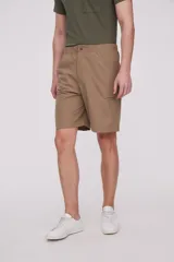 Bermuda de corte recto y diseño minimalista, confeccionada en tejido técnico de poliéster. Presenta cintura elástica con cierre de botón frontal, bolsillos laterales y un bolsillo pequeño adicional en el lateral izquierdo.