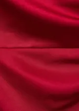 Vestido midi de satén rojo, con diseño asimétrico de un solo hombro, fruncido lateral, tajo pronunciado en un lateral y cierre de cremallera.