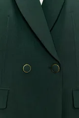 Blazer cruzado de color verde oscuro, con cuello de solapa, manga larga, bolsillos delanteros con solapa y cierre frontal con dos botones dorados.
