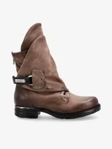 Botas de cuero color marrón con caña alta arrugada, cordones frontales y hebilla lateral.