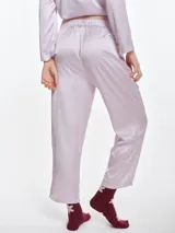 Pantalón de pijama de satén con caída fluida, corte recto y cintura elástica. Presenta un acabado suave y sedoso al tacto.