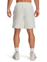 Short deportivo de la línea Curry de Under Armour, confeccionado en tejido elástico y ligero con tecnología repelente al agua. Presenta cintura elástica con cordón externo, bolsillos laterales abiertos y bolsillos con cierre, con un diseño funcional y transpirable.