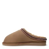 Pantuflas tipo zueco color bordó, con exterior de gamuza sintética y borde superior decorado con costuras trenzadas. Interior forrado en piel sintética al tono y suela de goma plana.