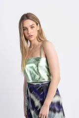 Top de cuero color verde menta metalizado, con tirantes finos y escote cuadrado. Se cierra en la espalda tipo corset.