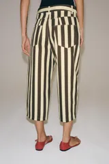 Jeans Zara Woman Collection de tiro alto y corte tapered, con diseño de rayas verticales a contraste en color marrón y beige. Presenta cinco bolsillos, trabillas para cinto y cierre frontal con cremallera y botón.