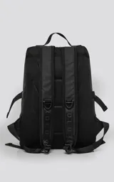 Mochila urbana de diseño minimalista en color negro, confeccionada en material tracker waterproof. Cuenta con compartimento principal amplio, espacio para notebook, bolsillo frontal de acceso rápido y cierres termosellados. Incluye espalda y correas acolchadas regulables.