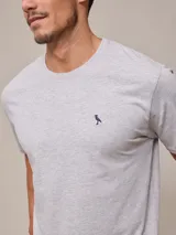 Remera blanca de algodón con cuello redondo y manga corta.