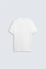 Jersey de manga corta y cuello redondo, color blanco, con tejido de punto y calce relajado.