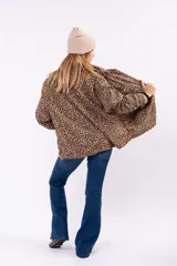 Sobrecamisa tipo shacket de pana con estampado animal print de leopardo, corte oversize y diseño relajado con cierre frontal de botones.