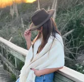 Sombrero de ala ancha estilo australiano, confeccionado en lana merino de color marrón, con diseño estructurado y sobrio.