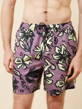 Short de baño celeste con estampado de flores y texto en negro.