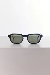 Lentes de sol con marco negro y patillas color carey.