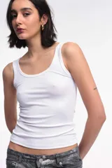 Musculosa blanca de tejido rib con escote redondo y corte al cuerpo.