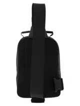 Maletín crossbody de diseño compacto y funcional, fabricado en poliéster resistente al agua. Cuenta con un compartimento principal con cierre, bolsillo frontal y trasero con cierre, y una correa ajustable. Incluye un llavero mosquetón decorativo y un parche de cuero sintético con el logo de la marca en la parte frontal.
