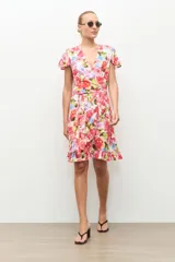 Vestido corto cruzado con estampado floral, escote en V, mangas cortas con vuelo, lazo ajustable en la cintura y detalle de volados en el borde inferior.