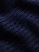 Buzo de punto acanalado color marrón, con cuello alto y mangas largas con puños acampanados.