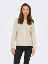 Sweater de punto color beige, con cuello redondo, mangas largas y diseño de trenzas frontales. Presenta puños y ruedo acanalados.
