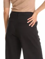 Pantalon palazzo de tiro alto con pinzas frontales, bolsillos laterales funcionales y bolsillos traseros ojal simulados. Presenta una silueta fluida y relajada con pretina lisa y pasadores para cinturón.