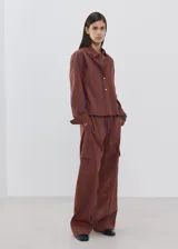 Pantalón cargo de algodón con diseño a rayas, cintura ajustable con elástico y bolsillos laterales con solapa.