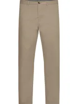 Pantalón chino Tommy Hilfiger de corte regular, confeccionado en sarga de mezcla de algodón, con cierre de cremallera y botón.