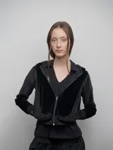 Campera con capucha de terciopelo negro, con cierre frontal completo y puños y cintura acanalados.