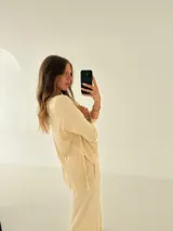 Pantalón de morley color ladrillo, de corte recto con bolsillos laterales.