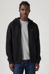 Buzo hoodie negro con cierre frontal, bolsillos laterales y logo de Levi's bordado en el pecho.