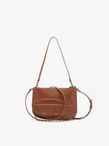 Cartera bandolera de cuero vacuno en color marrón, con diseño de doble compartimento, cierre superior, logo Oval D en relieve y correa de hombro ajustable y desmontable.