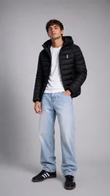 Campera puffer negra con capucha, diseño acolchado horizontal, cierre frontal y logo bordado en el pecho.