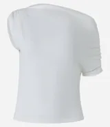 Blusa color crema confeccionada en crepé, con escote asimétrico y una manga corta con drapeados.