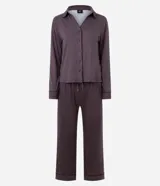 Pijama de dos piezas compuesto por una camisa de manga larga con cuello clásico, cierre frontal de botones y detalle de ribete, y un pantalón largo de corte recto. Ambas prendas presentan un diseño de rayas verticales finas en tono oscuro.