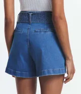 Short de jean azul con cintura alta, cinturón de tela con costuras a la vista y bolsillos.