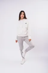 Campera de felpa con frisa y lycra color bordó, con capucha, cierre metálico y bolsillos frontales.