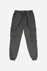 Pantalón cargo de corte regular, color gris, con cintura elástica y cordón ajustable. Presenta múltiples bolsillos laterales con solapa y puños elásticos en los tobillos.