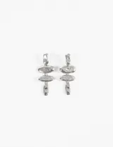 Aros colgantes plateados con tres piezas irregulares texturizadas.