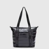 Bolso tipo tote de Bubba, confeccionado en material acolchado brillante de color negro. Cuenta con correas largas con el nombre de la marca estampado, cierre superior y compartimento interno protector para dispositivos electrónicos.