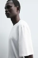 Camiseta de manga corta color marrón topo, con cuello redondo y corte regular fit.