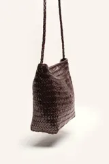 Cartera tipo morral y bandolera de cuero vacuno marrón, completamente trenzada a mano con diseño estructurado y correa larga trenzada.