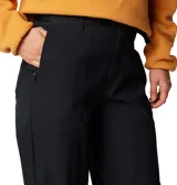Pantalón de senderismo Columbia modelo Brea Falls, color negro, confeccionado en nylon con tecnología Omni-Shade y Omni-Shield. Presenta cintura elástica parcial con cinturón integrado, bolsillos laterales y traseros con cierre, y puños ajustables con cordón.