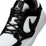 Championes Nike Jordan CMFT Era, diseño de corte bajo con combinación de malla blanca y revestimientos de gamuza negra. Presenta el logo Jumpman en el lateral y una suela de goma blanca con amortiguación.