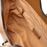 Cartera de hombro estructurada color camel, con asa corta fija y correa larga regulable y desmontable. Presenta un broche giratorio metálico en la parte superior y un detalle de herraje metálico en el frente con el logo XL aplicado.
