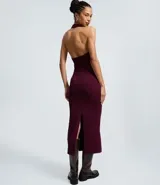 Vestido midi de corte ajustado con diseño frente única, detalle de nudo y recorte en el busto. Confeccionado en tejido texturizado con espalda descubierta.