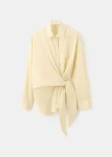 Camisa cruzada de manga larga con lazos para atar en la cintura y cuello camisero, con sutiles rayas verticales.