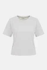 Remera básica de corte recto, color azul, con cuello redondo y mangas cortas. Presenta un pequeño detalle bordado en tono sobre tono en el borde inferior.