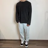 Buzo negro de micropanal con cuello redondo y mangas largas.