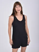 Mono corto negro de punto con breteles finos y escote en V.