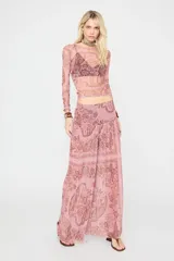Pantalón largo de tul rosado con estampado paisley y floral en tonos marrones, de tiro medio y corte amplio, con diseño plisado y caída fluida.