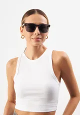 Lentes de sol con armazón de acetato biodegradable en color ámbar translúcido y diseño cuadrado ligeramente extragrande. Cuentan con lentes oscuros con protección UV 400.