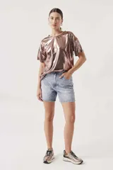 Remera de manga corta con acabado metalizado brillante en tono bronce, de corte holgado y cuello redondo.